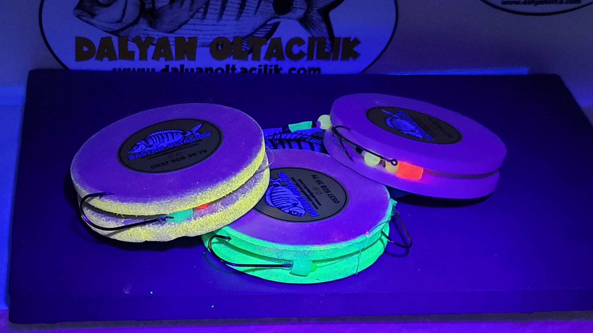 Olta TakimiBalık avı, doğru malzeme seçimi ve strateji ile başarıya ulaşabilen bir spordur. Balıkların dikkatini çekmek ve onları oltaya getirmek için kullanılan malzemeler büyük önem taşır. Renkli yani UV'li ve glow'lu takımlar, bu konuda büyük avantaj sağlar. Bu tür takımlar, balıkların su altındaki dikkatini çekmekte oldukça etkilidir.
Renkli Takımlar ve Canlı Yemlerin Avantajları:
UV'li ve Glow'lu Takımların Etkisi: Balıklar, ultraviyole (UV) ışığı algılayabilir ve bu ışık, su altında daha fazla dikkat çekici hale gelir. Glow'lu malzemeler ise karanlık veya düşük ışık koşullarında parlayarak balıkların ilgisini çeker. Bu özellikler, balıkların yemi daha kolay fark etmesini sağlar ve avlanma şansını artırır.
Canlı Yem Takımlarının Faydaları: Canlı yemler, balıkların doğal beslenme alışkanlıklarına en yakın yemlerdir. UV'li ve glow'lu takımlarla birlikte kullanıldığında, balıklar için çok daha çekici hale gelirler. Bu kombinasyon, özellikle zor avlarda büyük bir avantaj sağlar.
Dalyan Oltacılık Ürünleri:
Dalyan Oltacılık, balıkçıların ihtiyaçlarına en uygun ürünleri sunar. Ürettiğimiz UV'li ve glow'lu silikon ve yem yüzdürücülü malzemeler, balık avında büyük fayda sağlar. Bu malzemeler, balıkların dikkatini çekerken, canlı yemlerin etkinliğini artırır. Mağazamızda bulabileceğiniz bazı ürünler şunlardır:
UV'li Silikon Yemler: UV ışığını yansıtarak balıkların dikkatini çeker ve daha hızlı reaksiyon vermelerini sağlar.
Glow'lu Yemler: Karanlıkta veya düşük ışıkta parlayarak balıkların yemi fark etmesini kolaylaştırır.
Yem Yüzdürücüler: Canlı yemlerin su üstünde veya belirli bir derinlikte etkili bir şekilde durmasını sağlar.
Dalyan Oltacılık olarak, balıkçılar için en kaliteli ve etkili ürünleri sunmaktan gurur duyuyoruz. Ürünlerimiz, balık avında başarılı olmanız için tasarlanmıştır.
Daha fazla bilgi ve sipariş için www.dalyanoltacilik.com adresini ziyaret edebilirsiniz.
canlıyem, #balıkavı, #DalyanOltacılık, #UVliSilikonYem, #glowluYem, #yemyüzdürücü, #balıkavımalzemeleri, #renklitakımlar, #balıkavıekipmanları, #Beylikd Olta Takimi